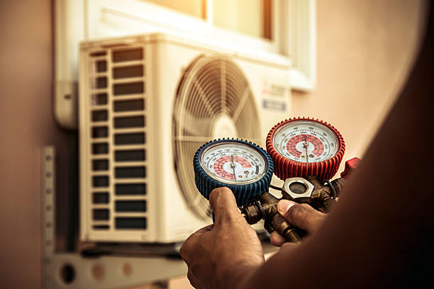 Professional Ac Installation technician working in Schiller Park, IL